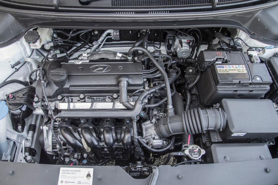  Hyundai i20 Coupe 2015 года  (UK) (фото 28 из 30)